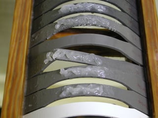 Incompatibility of the lubricating fluid with rubbers and plastics